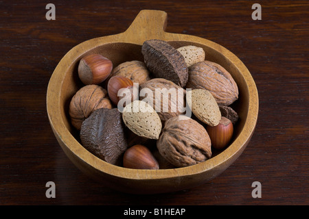 In orizzontale e di immagine a colori assortiti di dadi in una ciotola di legno. L Foto Stock