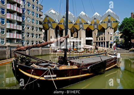 Oudehaven (porto vecchio) Rotterdam Paesi Bassi( background Cube Case ( Kubuswoningen ) 1970 architetto Piet Blom Foto Stock