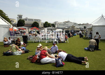 Gli appassionati di tennis Godetevi il bel tempo del picnic i prati di Devonshire Park Eastbourne Regno Unito Foto Stock