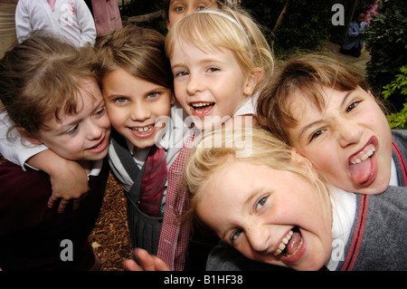 Un gruppo di amici della scuola di ridere e di sorridere insieme Foto Stock