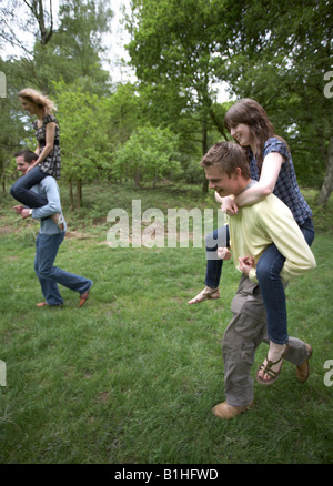 Due coppie aventi un piggyback gara Foto Stock