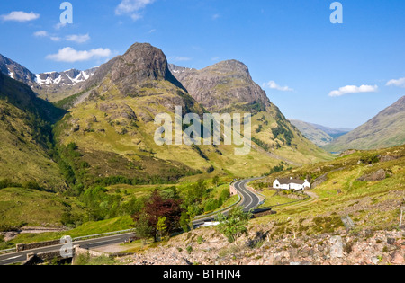 Le famose Tre Sorelle montagne in Glen Coe West Highlands scozzesi con cottage Foto Stock
