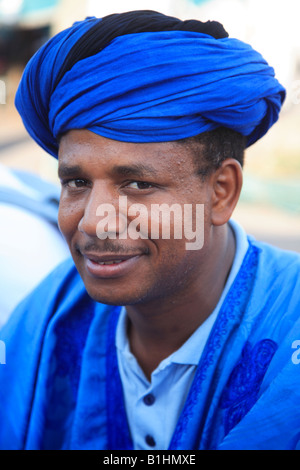 Ritratto di un uomo Tuareg Jemma El Fna a Marrakech Marocco Africa del Nord Foto Stock