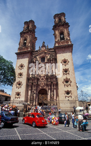 Persone e auto di fronte dello stile barocco di Santa Prisca chiesa nella città coloniale spagnola di Taxco, Guerrero, Messico Foto Stock