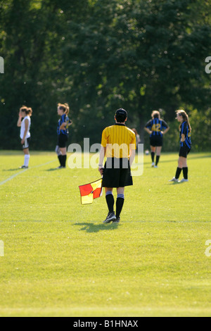 Linea calcio arbitro e giocatori. Foto Stock