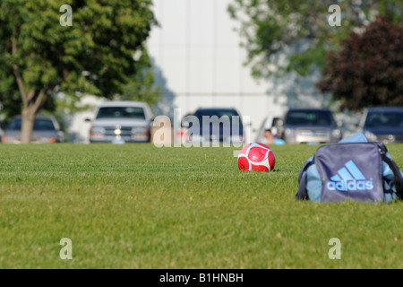 Rosso Pallone da calcio. Foto Stock