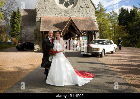 Gli sposi a Crathie Churck o Kirk, Balmoral, Scotland Regno Unito Foto Stock