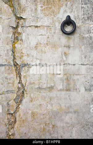 Anello di ferro ancorato nel calcestruzzo in una pistola abbandonate emplacement all'ottocento Fort Casey stato parco Whidbey Island Puget Sound WA Foto Stock