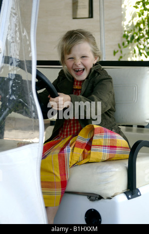 Bambina al volante Foto Stock