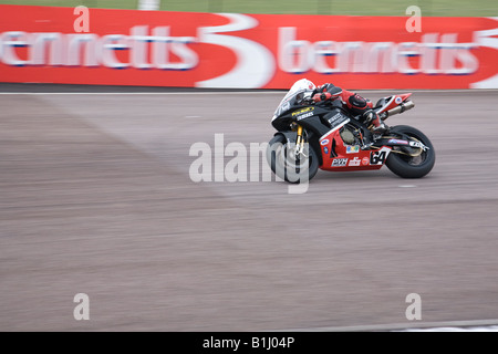 Aaron Zanotti a cavallo di un Red Viper della Racing Honda a velocità lungo il rettilineo dei box durante la pratica di Superbike a Thruxton, Inghilterra Foto Stock