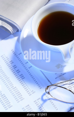 Nero caffè bicchieri e giornale sul file business Foto Stock