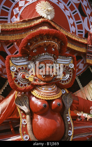 Close-up di un ballerino Theyyam, Kerala, India Foto Stock