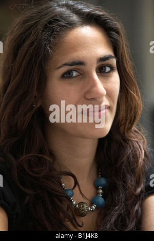 Volto Ritratto di giovane Maltese Romina via donna con capelli lunghi marrone a La Valletta o La Valletta Malta Foto Stock