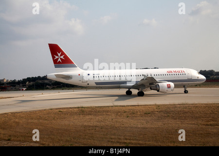 Air Malta Airbus A320 214 Aeromobili in rullaggio sulla pista di rullaggio presso lâ Aeroporto Internazionale di Malta Foto Stock