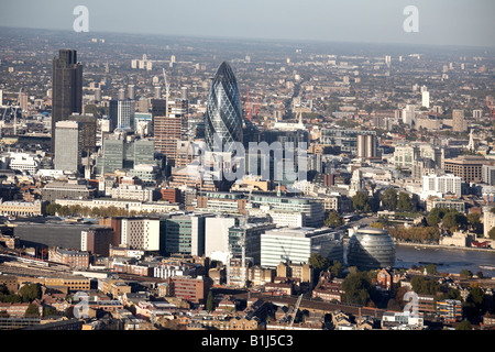 Vista aerea del nord est di edifici extraurbani il Borough Fiume Tamigi City of London Natwest Tower edificio Gherkin SE1 CE2 CE3 Foto Stock