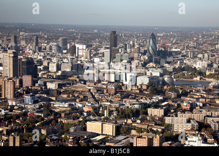 Vista aerea del nord est di edifici extraurbani il Borough Fiume Tamigi City of London SE1 CE2 CE3 CE4 REGNO UNITO Foto Stock