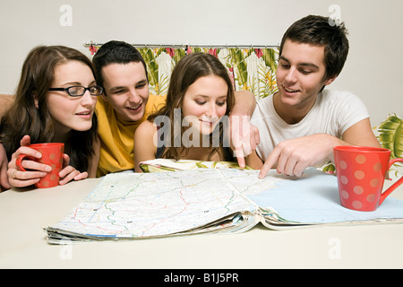 Gli amici in cerca di una mappa Foto Stock