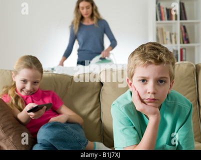 Ai bambini di guardare la tv Foto Stock