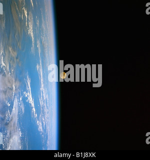 Ore del sorgere oltre la Terra vista dallo spazio Foto Stock