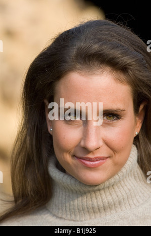 Ritratto di giovane donna che indossa un turtleneck, sorridente Foto Stock