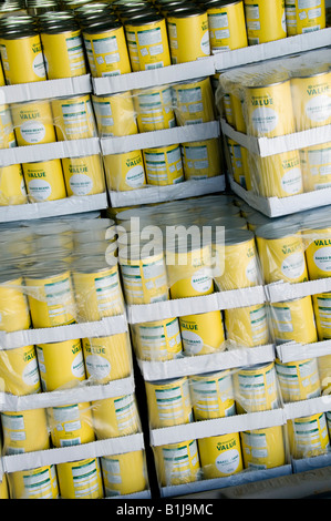 Confezioni di sconto economici canzoni proprie generica etichetta gialla Morrisons lattine di fagioli, REGNO UNITO Foto Stock