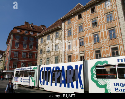 Città moderna il tram nel centro storico di Graz, Austria, Graz Foto Stock
