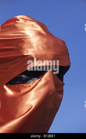 Multatuli statua coperta con musulmani arancione "niqab" velo l anno dopo l assassinio di Theo Van Gogh. Amsterdam, Paesi Bassi. Foto Stock