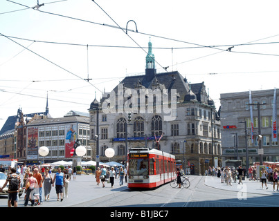Nel centro della città vecchia di Halle, quadrato con il tram, Germania, Sassonia-Anhalt, Halle an der Saale Foto Stock