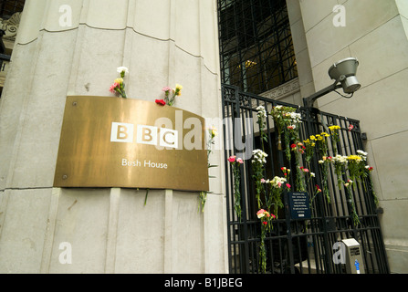 Ingresso del BBCs Bush House che ospita la BBC World Service in London REGNO UNITO Foto Stock