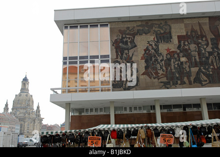 Avvio di mercato con i sacchetti di fronte facciata socialista pittura, con la chiesa Frauenkirche dietro, in Germania, in Sassonia, Dresden Foto Stock