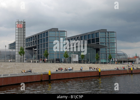 Stazione centrale di Berlino e la Sprea banca. Nuvole scure su della Deutschen Bahn AG, Germania Foto Stock
