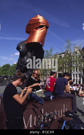 Multatuli statua coperta con musulmani arancione "niqab" velo l anno dopo l assassinio di Theo Van Gogh. Amsterdam, Paesi Bassi. Foto Stock