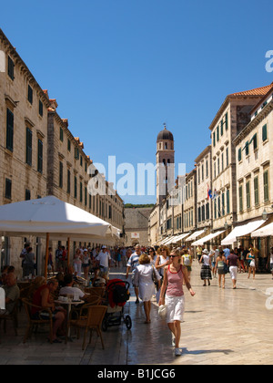 La gente nel vicolo principale Stradun nella città vecchia di Dubrovnik, con un campanile di una chiesa in background, Croazia, Dubrovnik Foto Stock