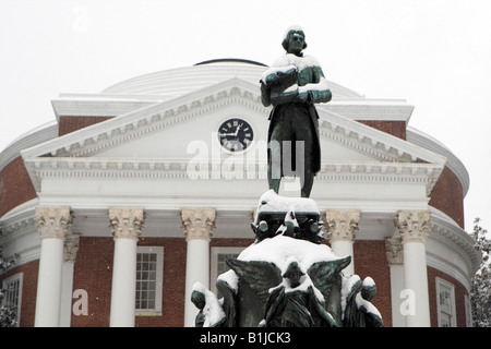 Una coperta di neve la statua di Thomas Jefferson rivolta verso la rotonda durante una tempesta di neve sui terreni dell'università di Virginia Foto Stock