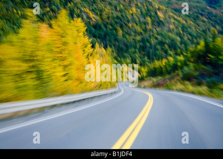 Sfocato autostrada passando caduta delle foglie sulla Penisola di Kenai in South Central Alaska, STATI UNITI D'AMERICA Foto Stock