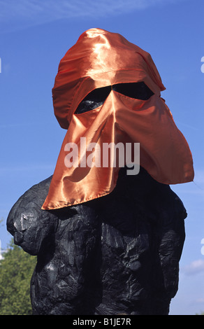 Multatuli statua coperta con musulmani arancione "niqab" velo l anno dopo l assassinio di Theo Van Gogh. Amsterdam, Paesi Bassi. Foto Stock