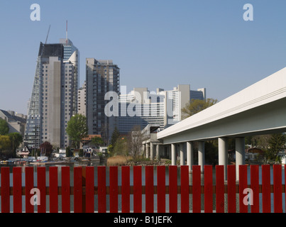 Old Danube, view over a red wooden fence on the Vienna DC, Austria, Vienna Foto Stock