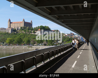 Vista dal ponte Novy più al castello di Bratislava, Slovacchia, Bratislava Foto Stock