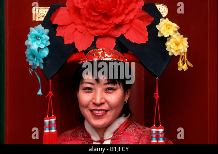 Donna cinese in abito tradizionale, Cina Pechino Foto Stock
