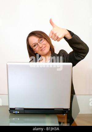 Imprenditrice di successo con il computer portatile Foto Stock