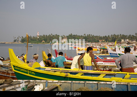 Una barca da pesca sulla spiaggia di Thangasseri vicino Quilon in Kerala, India. Foto Stock