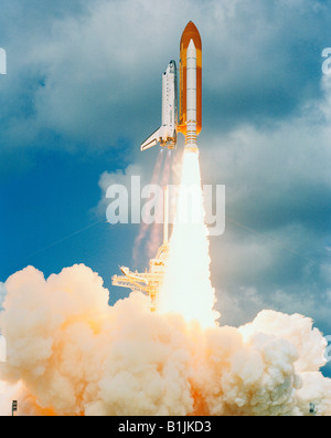 Lo Space Shuttle Discovery sollevare Foto Stock