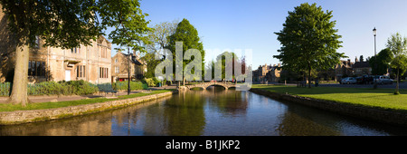 La mattina presto sul Fiume Windrush fluente attraverso il villaggio Costwold di Bourton sull'acqua, Gloucestershire Foto Stock