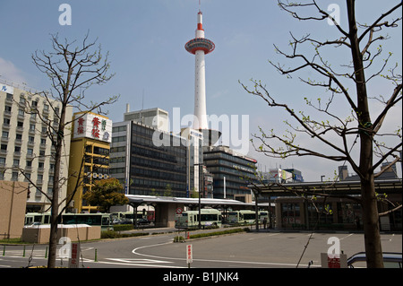 Kyoto, Giappone. La stazione centrale degli autobus, al di fuori della principale stazione ferroviaria, con la Torre di Kyoto in background Foto Stock