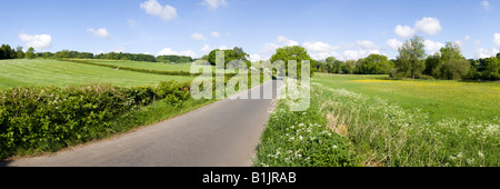 Un Cotswold lane che unisce i villaggi di macellazione inferiore e superiore per la macellazione, GLOUCESTERSHIRE REGNO UNITO Foto Stock