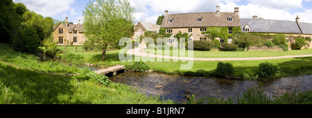 Casali in pietra e cottage accanto al fiume occhio nel villaggio Costwold di Upper Slaughter, Gloucestershire Foto Stock