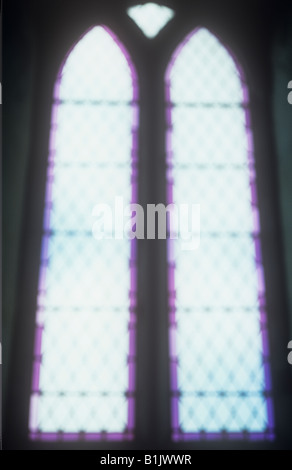 Impressioniste di diamante di grandi dimensioni con piombo inglese precoce la finestra della chiesa ricca di malva di vetro macchiato Foto Stock