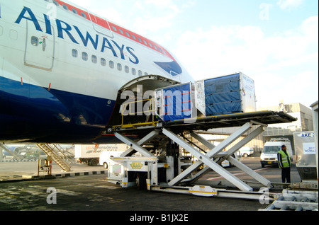 British Airways Boeing 747 cargo carico pallet all'Aeroporto Heathrow di Londra UK. Foto Stock