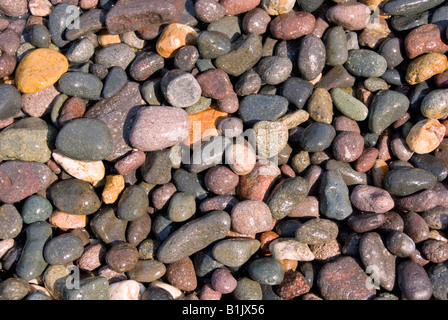 Pietre colorate lungo una linea costiera in Grecia Foto Stock