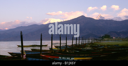 Il Nepal Pokhara alba Phewa Tal lago Foto Stock
